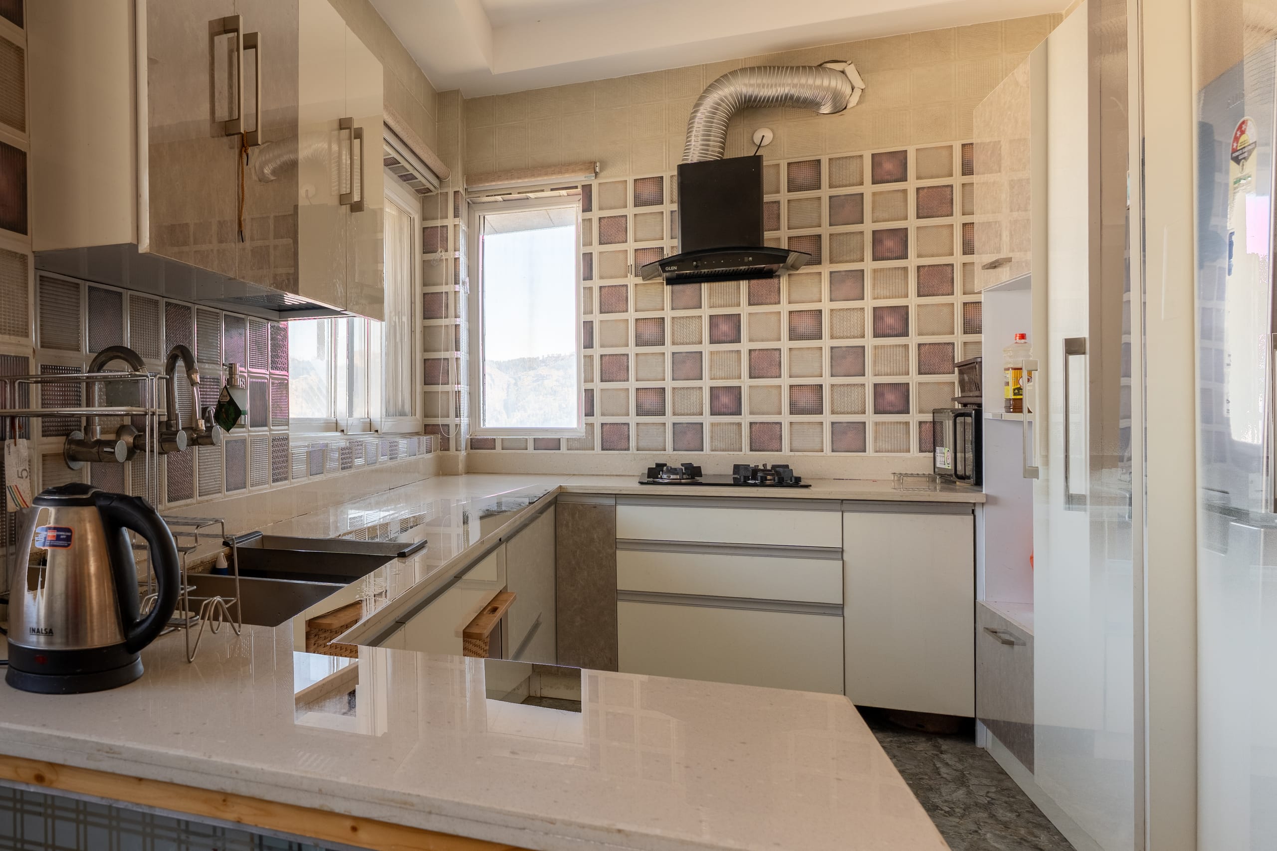 Living Room & Kitchen Photo 6
